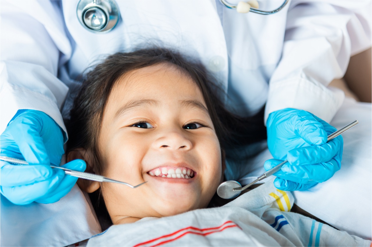 8 Tips Mempersiapkan Kunjungan Pertama ke Dokter Gigi Anak Terdekat