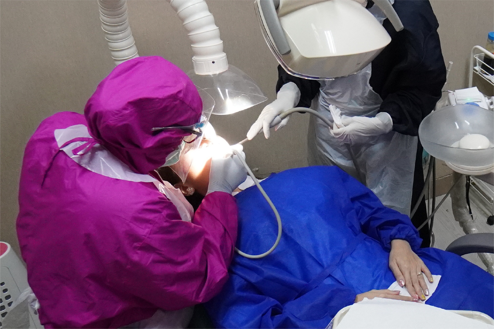 Cari Klinik Veneer Gigi Terdekat, Cari Tahu Dulu Manfaat, Prosedur, dan Cara Merawatnya